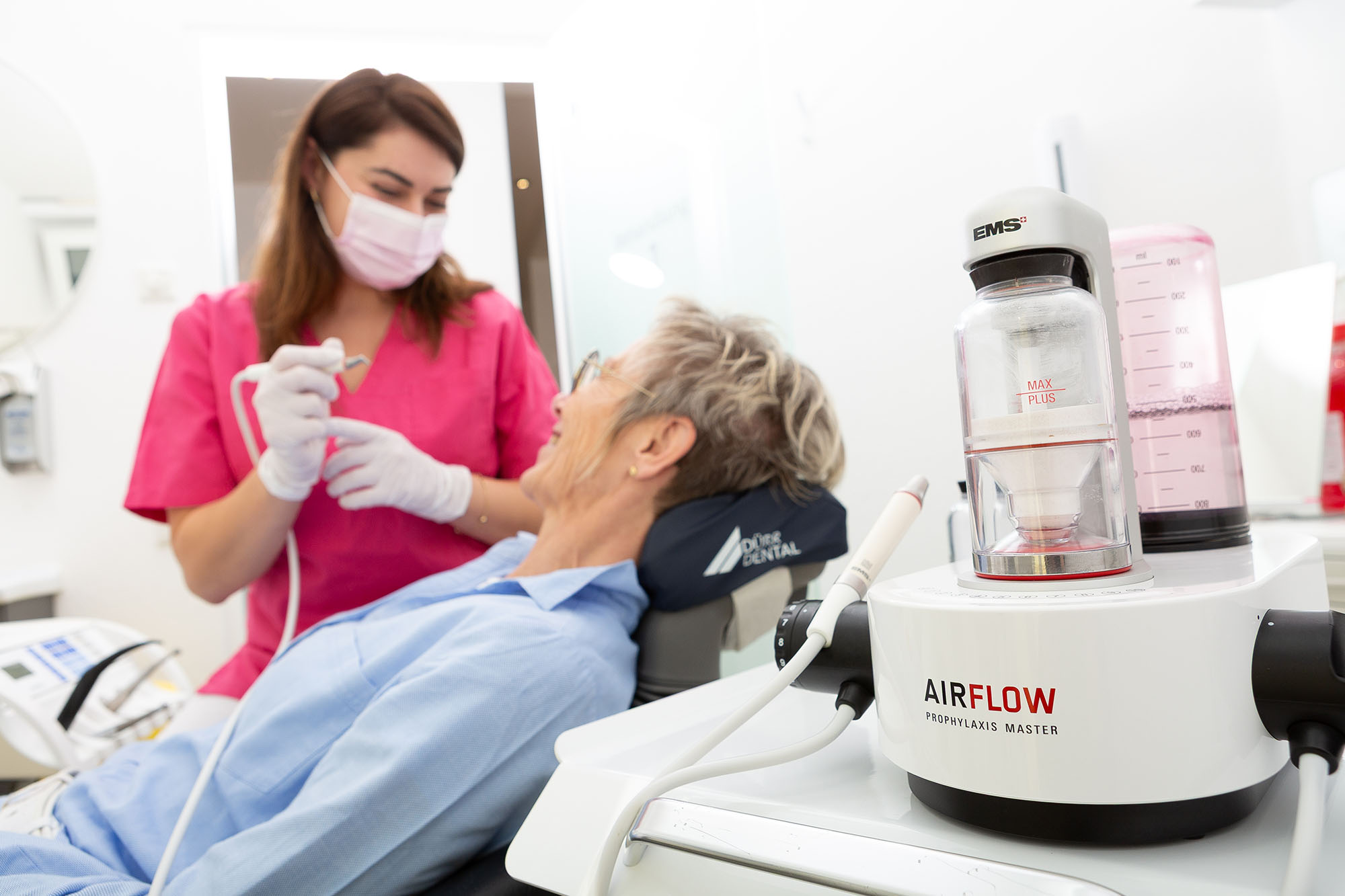 Zahnärztliche Prophylaxe mit moderner Technik in der Zahnarztpraxis Wermelskirchen