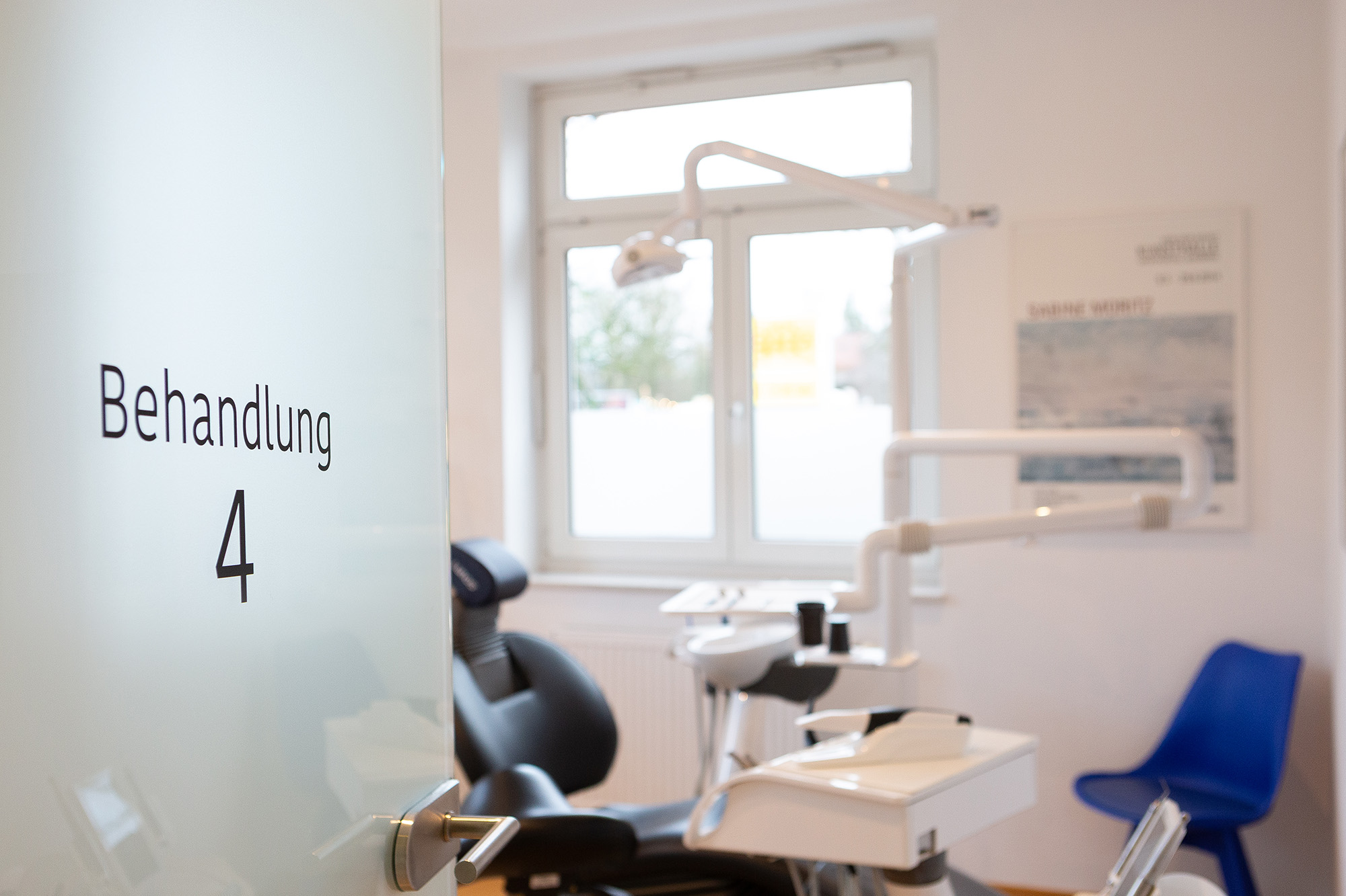 Moderner Behandlungsraum mit zahnmedizinischer Ausstattung in der Zahnarztpraxis Wermelskirchen